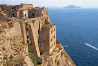 Il carcere e l'abbazia svettano sul costone di Terra Murata